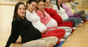 Группа беременных занимается гимнастикой
