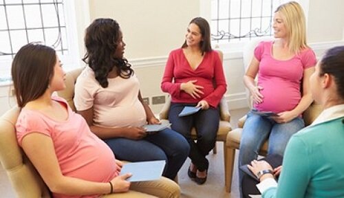 В группе беременных женщин проводится теоретическое занятие в рамках курса подготовки к родам
